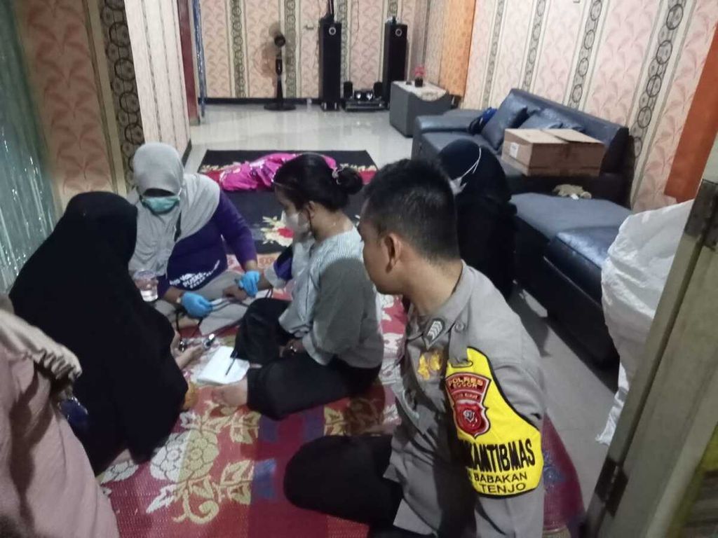A total of 87 residents reported food poisoning. A number of residents received treatment at the Babakan Village Hall for food poisoning at a wedding reception in Babakan Village, Tenjo, Bogor Regency, West Java, Friday (10/2/2023).