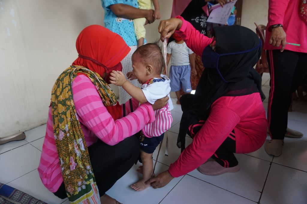 Petugas PKK Desa Karangrau, Sokaraja, Banyumas, Jawa Tengah mengukur tinggi badan anak balita, Selasa (16/2/2021).