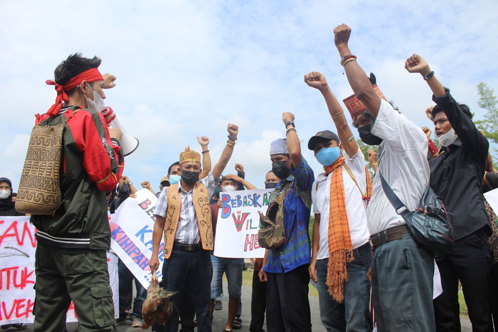 Masyarakat Kinipan bersama Gerakan Solidaritas untuk Kinipan beraksi di depan kantor Pengadilan Tipikor Palangkaraya, Kalteng, Senin (31/1/2022). Ratusan peserta aksi menuntut Willem Hengki dibebaskan.