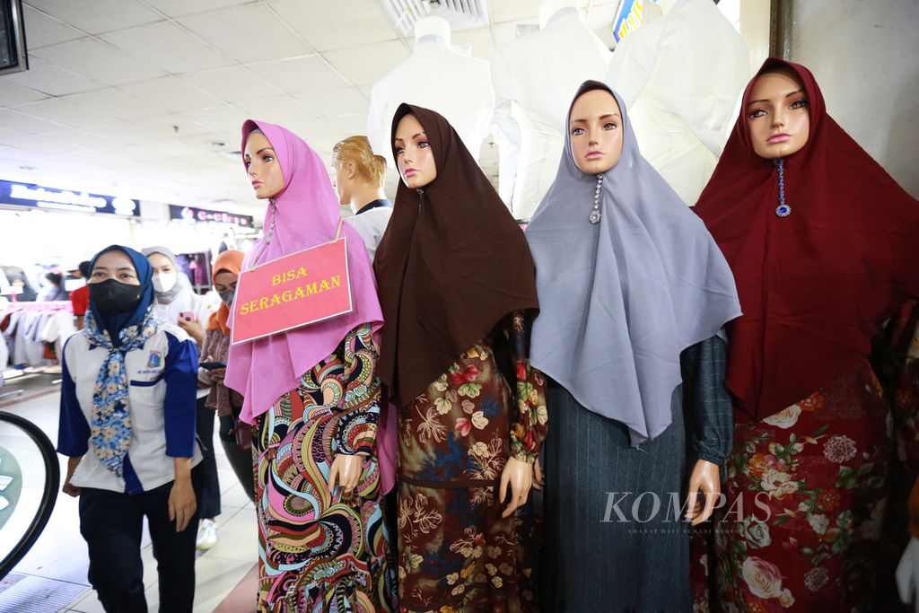 Pakaian muslim yang dipajang dengan pemberitahuan "bisa seragaman" di salah satu kios di Blok B Pasar Tanah Abang, Jakarta pusat, Rabu (20/4/2022). Banyak keluarga memilih menggunakan pakaian seragam di hari Lebaran agar tampak serasi dan berbeda dengan yang lainnya.