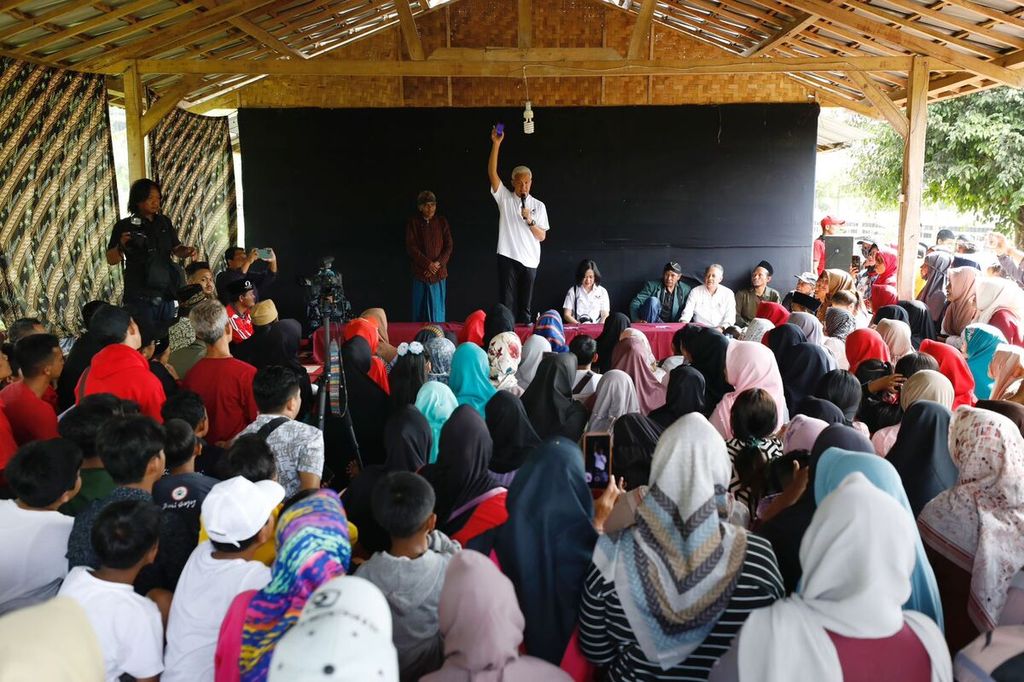 Calon presiden Ganjar Pranowo berkampanye terbuka di Desa Bojasari, Kecamatan Kertek, Kabupaten Wonosobo, Jawa Tengah, Senin (18/12/2024). Ganjar menuturkan akan mengembangkan desa-desa wisata sebagai penggerak ekonomi warga. 