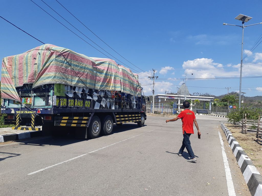 Truk yang membawa barang-barang ekspor bersiap masuk ke Pos Lintas Batas Negara Terpadu Motaain di Kabupaten Belu, Nusa Tenggara Timur, pada Minggu (18/9/2022). Barang ekspor dimaksud hendak dibawa ke negara tetangga, Timor Leste.