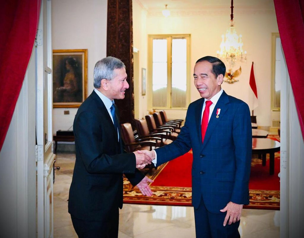 Presiden Joko Widodo menerima kunjungan kehormatan Menteri Luar Negeri Singapura Vivian Balakrishnan di Istana Merdeka, Jakarta, Jumat (26/4/2024).