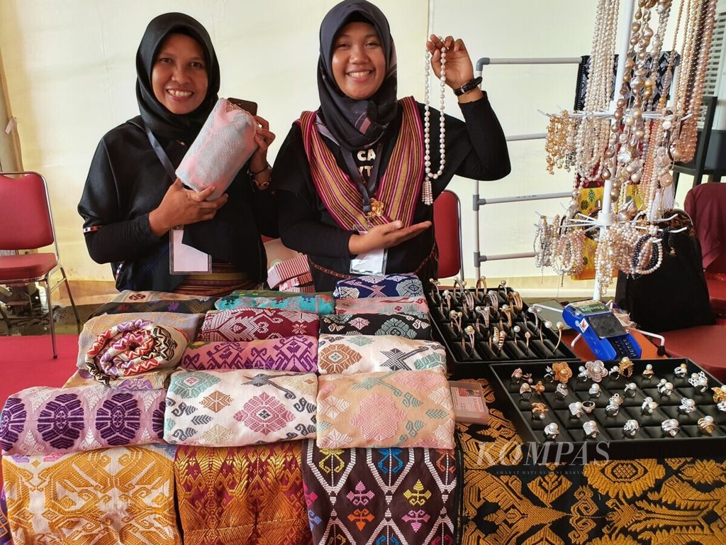 Produk UKM seperti kain tenun tradisional dan perhiasan mutiara dipamerkan di Bazaar Mandalika, Kamis (20/2/2020). 
