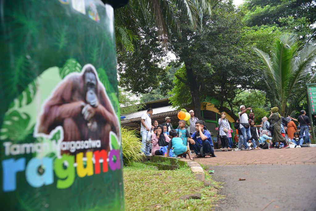 Warga memadati Kebun Binatang Ragunan, Jakarta Selatan, untuk memanfaatkan liburan Natal, Minggu (25/12/2022). Libur Natal dimanfaatkan sejumlah warga untuk berlibur di tempat-tempat wisata, salah satunya di Kebun Binatang Ragunan. 