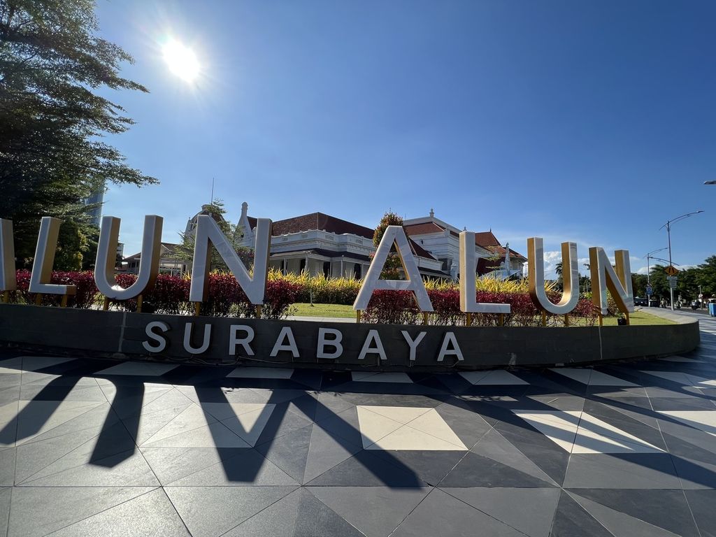 Alun-alun Surabaya berada di kompleks Balai Pemuda yang dilengkapi ruang bawah tanah dari Jalan Gubernur Suryo hingga Jalan Pemuda, yang hingga Sabtu (9/7/2022) semakin ramai dikunjungi karena Pemkot Surabaya rutin memberi kesempatan bagi perekja seni dan UMKM untuk berpameran.