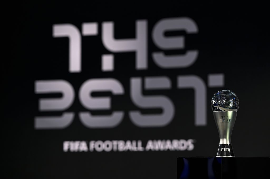 Tropy yang disiapkan untuk diberikan kepada pemenang dalam acara The Best FIFA Football Awards 2020 di markas besar FIFA di Zurich, Swiss, Jumat (18/12/2020) dini hari WIB.
