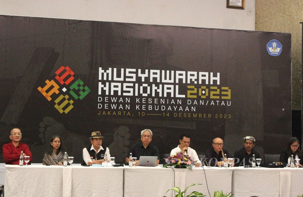Suasana pembacaan notula rapat-rapat komisi dalam Musyawarah Nasional Dewan Kesenian dan Dewan Kebudayaan se-Indonesia 2023 di Jakarta, Rabu (13/12/2023) malam. 