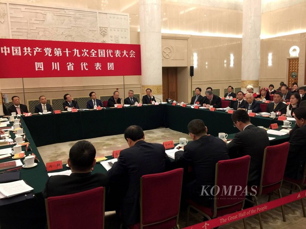 Pada hari kedua Kongres Nasional Ke-19 Partai Komunis China (PKC), Kamis (19/10), para delegasi dari sejumlah daerah mengikuti diskusi terbuka di Gedung Balai Agung Rakyat. Selain membahas laporan dari Sekretaris Jenderal PKC Xi Jinping, para delegasi juga akan memilih sejumlah pejabat baru partai untuk menggantikan mereka yang pensiun.