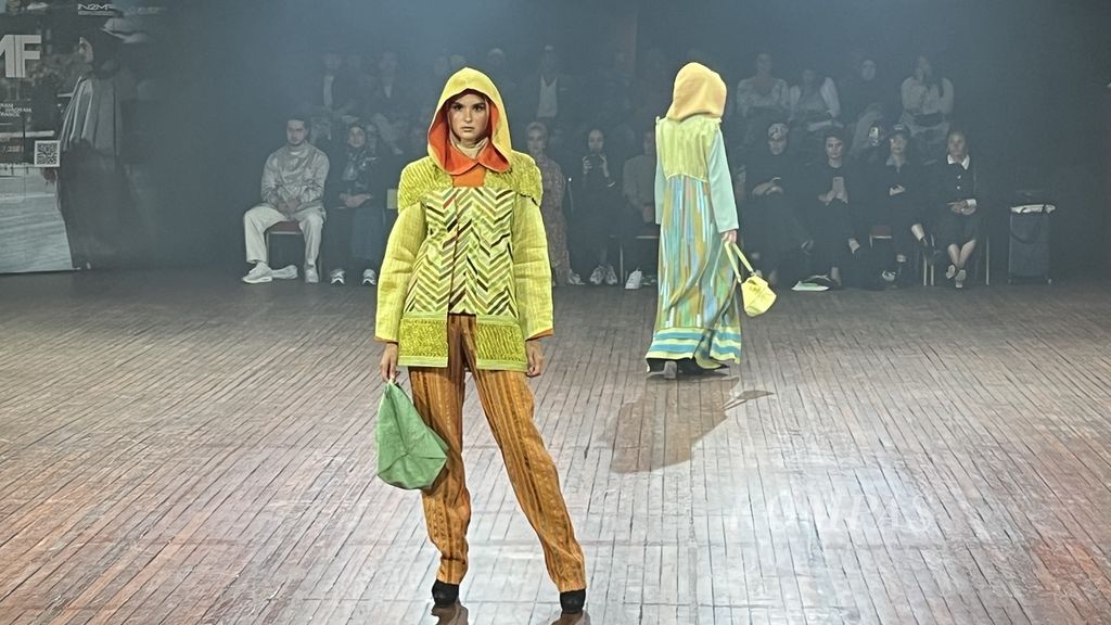 Koleksi milik Wignyo Rahadi yang ditampilkan di Indonesia International Modest Fashion Festival (IN2MF) di Salle Wagram, Paris, Perancis, Sabtu (7/9/2024).