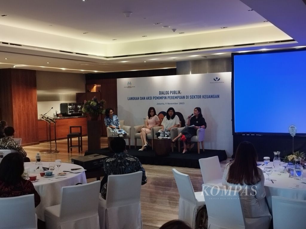 Diskusi bersama sejumlah narasumber terkait kesetaraan jender dalam Dialog Publik bertajuk Langkah dan Aksi Pemimpin Perempuan di Sektor Keuangan di Jakarta, Kamis (9/11/2023).