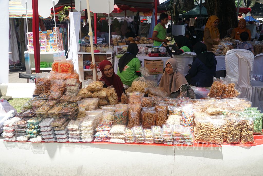 Salah satu stan yang menjual kue Lebaran dalam Bazar Ramadhan yang diadakan Dinas Perindustrian dan Perdagangan Sumatera Barat (Sumbar) di pelataran parkir Kantor Gubernur Sumbar, Kota Padang, Sumbar, Selasa (11/4/2023). Bazar yang digelar 11-14 April ini diikuti 200 peserta yang menjual produk UMKM, pakaian, bahan pokok, dan sebagainya. Bazar diharapkan bisa menekan laju inflasi di Sumbar.