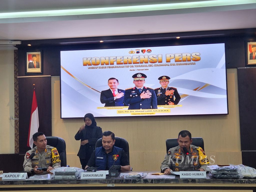 Direktur Reserse Kriminal Umum Polda Jateng Komisaris Besar Johanson Ronald Simamora (tengah) memberikan keterangan soal kasus penembakan yang menewaskan seorang anggota ormas, di Polres Karanganyar, Jawa Tengah, Kamis (1/2/2024). 