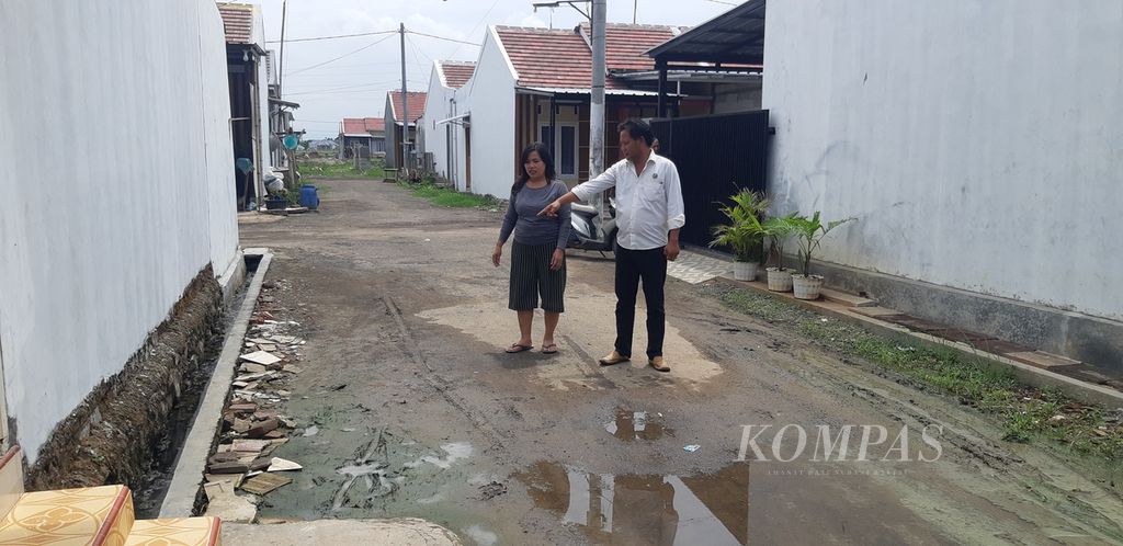 Ribut Wahyudi (kanan) menunjukkan lokasi terakhir mobilnya di salah satu perumahan di Desa Gebang Kulon, Kecamatan Gebang, Kabupaten Cirebon, Jawa Barat, Rabu (10/1/2024). Ribut menjadi korban pencurian mobil pada Minggu (7/1/2024) dini hari.