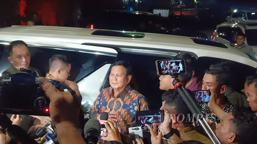 Calon presiden peraih suara terbanyak, Prabowo Subianto, seusai bertemu dengan tim hukum di kediamannya, Kertanegara IV, Jakarta, Selasa (23/4/2024).
