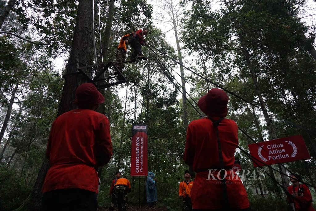 Atlet bulu tangkis PB Djarum melakukan permainan <i>sky run</i> dalam mancakrida (<i>outbound</i>) di hutan pinus, di Lembang, Jawa Barat, Kamis (11/1/2024).