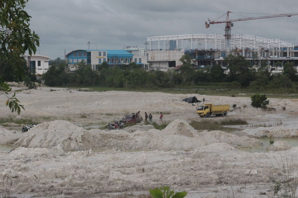 Aktivitas tambang pasir di bekas kawasan tambang timah daratan di Kota Pangkal Pinang, Provinsi Kepulauan Bangka Belitung, Rabu (8/1/2020). Lubang tambang di Bangka Belitung terus meningkat dalam lima tahun terakhir, bahkan jumlahnya mencapai 12.000 lubang tambang.