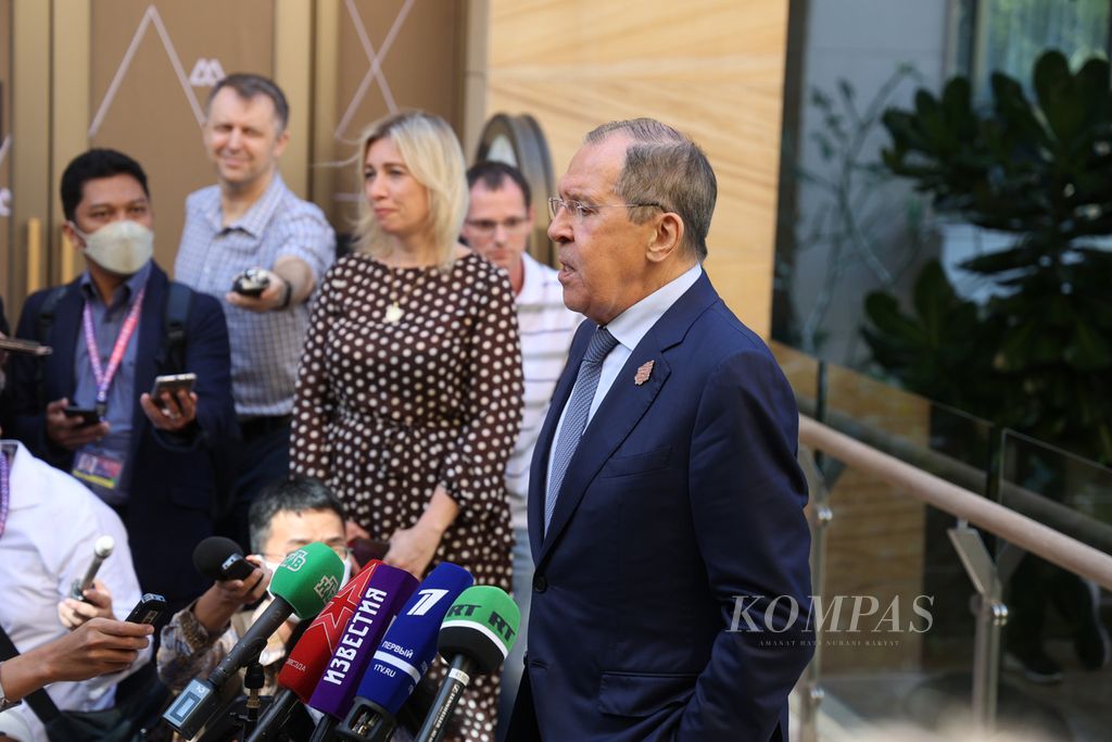 Menteri Luar Negeri Rusia Sergey Lavrov menjawab sejumlah pertanyaan wartawan di sela-sela kegiatan Pertemuan Menteri Luar Negeri G20 di Nusa Dua, Badung, Bali, Juli 2022.