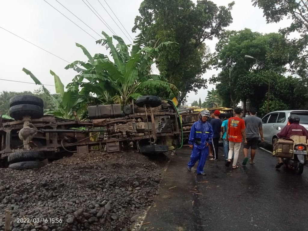 Dua unit truk pengangkut batu dan pasir terperosok dan terguling di Purbalingga, Jawa Tengah, Rabu (16/3/2022).