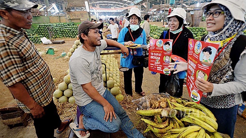 Para sukarelawan TB-HIV Care PKPU Human Initiative Jakarta Timur memberikan penyuluhan kepada para pedagang terkait tuberkulosis (TB) di Pasar Induk Buah dan Sayur Kramatjati, Jakarta, Jumat (24/3). Kegiatan tersebut menjadi bagian dalam peringatan Hari TB Sedunia yang jatuh setiap 24 Maret.