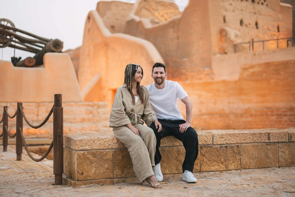 Foto yang diambil otoritas pariwisata Saudi ini memperlihatkan pesepak bola Lionel Messi dan istrinya, Antonela Roccuzzo, mengunjungi Diriyah, Arab Saudi, beberapa waktu lalu.