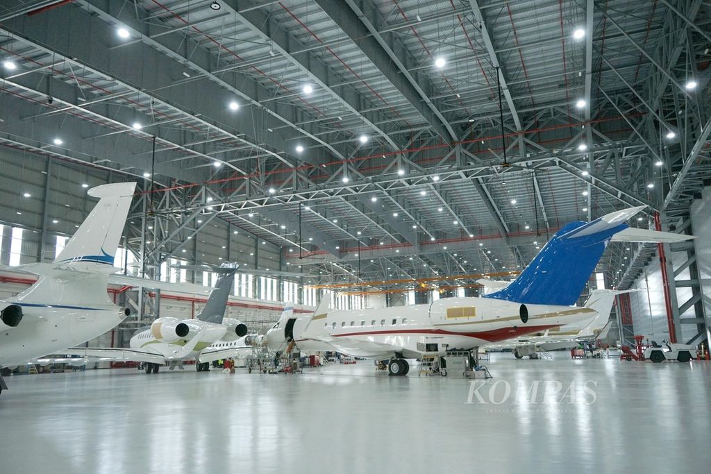 Situasi di dalam fasilitas hangar ExecuJet MRO Services, Kamis (2/5/2024), di Bandara Subang, Selangor, Malaysia. Lantai hanggar ini dibuat dari beton yang telah diperkuat; dapat menahan beban pesawat jet besar seperti Boeing seri 737 yang berbobot lebih dari 85 ton.