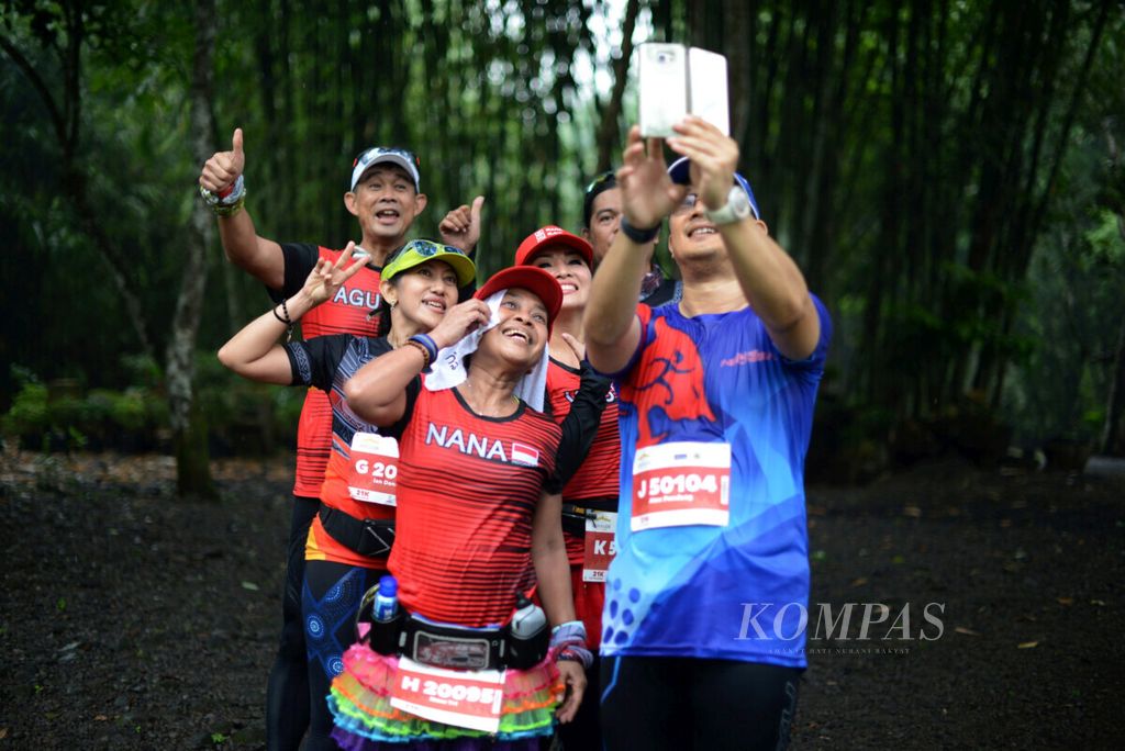 Participants of the Bank Jateng Borobudur Marathon 2017 race took a selfie while passing through Borobudur Village, Borobudur District, Magelang Regency, Central Java, on Sunday (19/11/2017).