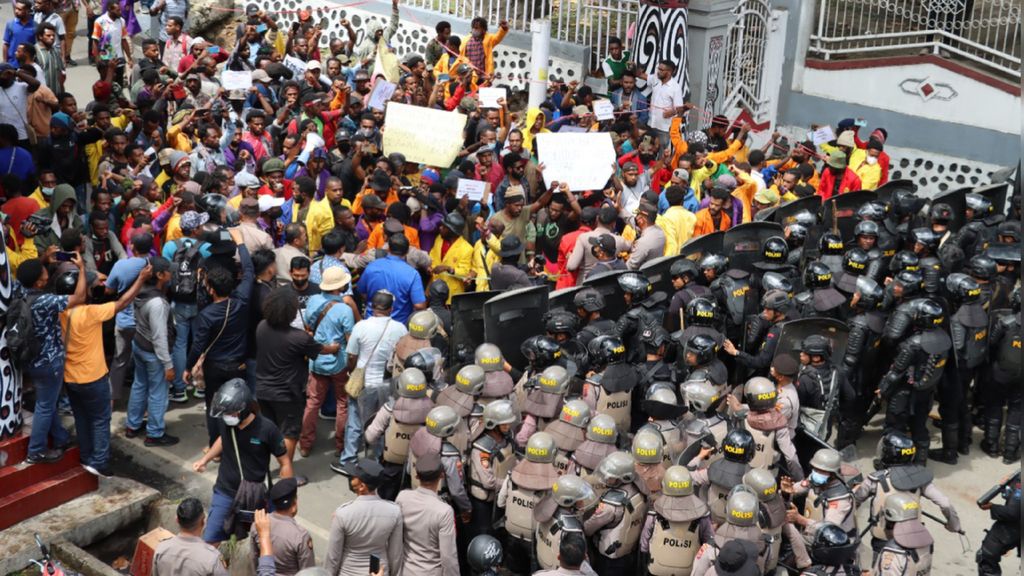 Aparat Polresta Jayapura membubarkan aksi unjuk rasa penolakan Konferensi Tingkat Tinggi G20 yang berakhir ricuh di pintu masuk Universitas Cenderawasih di Distrik Abepura, Kota Jayapura, Papua, Rabu (16/11/2022).