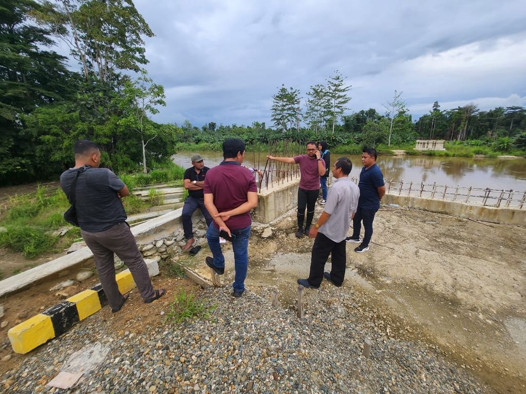 Tim penyidik Kejaksaan Tinggi Papua melihat proyek pembangunan jembatan Kali Bumi di Kabupaten Nabire, Papua Tengah, pertengahan September 2023. 