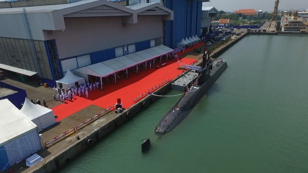 KRI Alugoro-405 yang diserahterimakan dari PT PAL kepada Menteri Pertahanan RI Prabowo Subianto, di Galangan DSME-Okpo Korea Selatan dan PT PAL Indonesia, Surabaya, Rabu (17/3/2021).