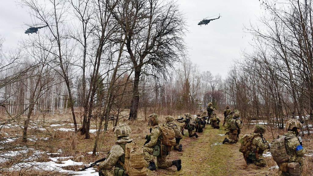  Gambar selebaran yang dirilis pada Senin (21/2/2022) oleh layanan pers Staf Umum Angkatan Bersenjata Ukraina menunjukkan tentara Ukraina mengambil bagian dalam latihan tempur di suatu wilayah di Ukraina.