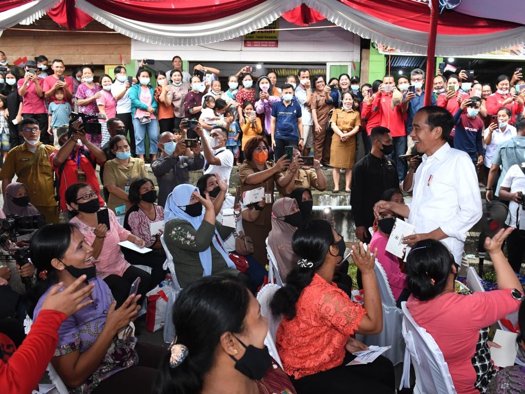 Presiden Joko Widodo membagikan bantuan modal kerja dan BLT minyak goreng di Kabupaten Nias Barat, Sumatera Utara, Rabu (6/7/2022). 