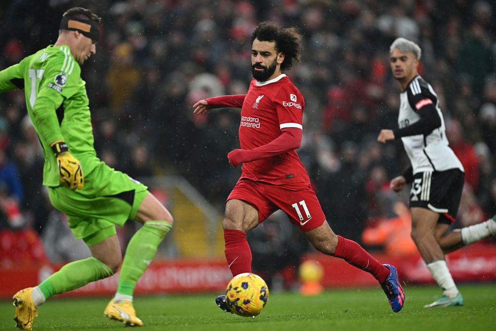 Penyerang Liverpool, Mohamed Salah (tengah), saat laga Liga Inggris lawan Fulham, 3 Desember 2023. Salah akan absen membela Liverpool karena harus memperkuat Mesir di Piala Afrika.
