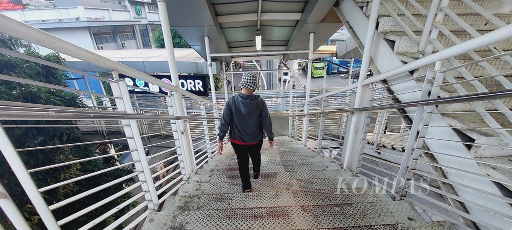 Tangga penghubung halte JORR di jalur layang koridor 13 Transjakarta (Ciledug/Puri Beta-Tegal Mampang/Dukuh Atas) dengan akses jalan di bawahnya di Jalan Ciledug Raya, Jakarta Selatan, Selasa (20/2/2024). 
