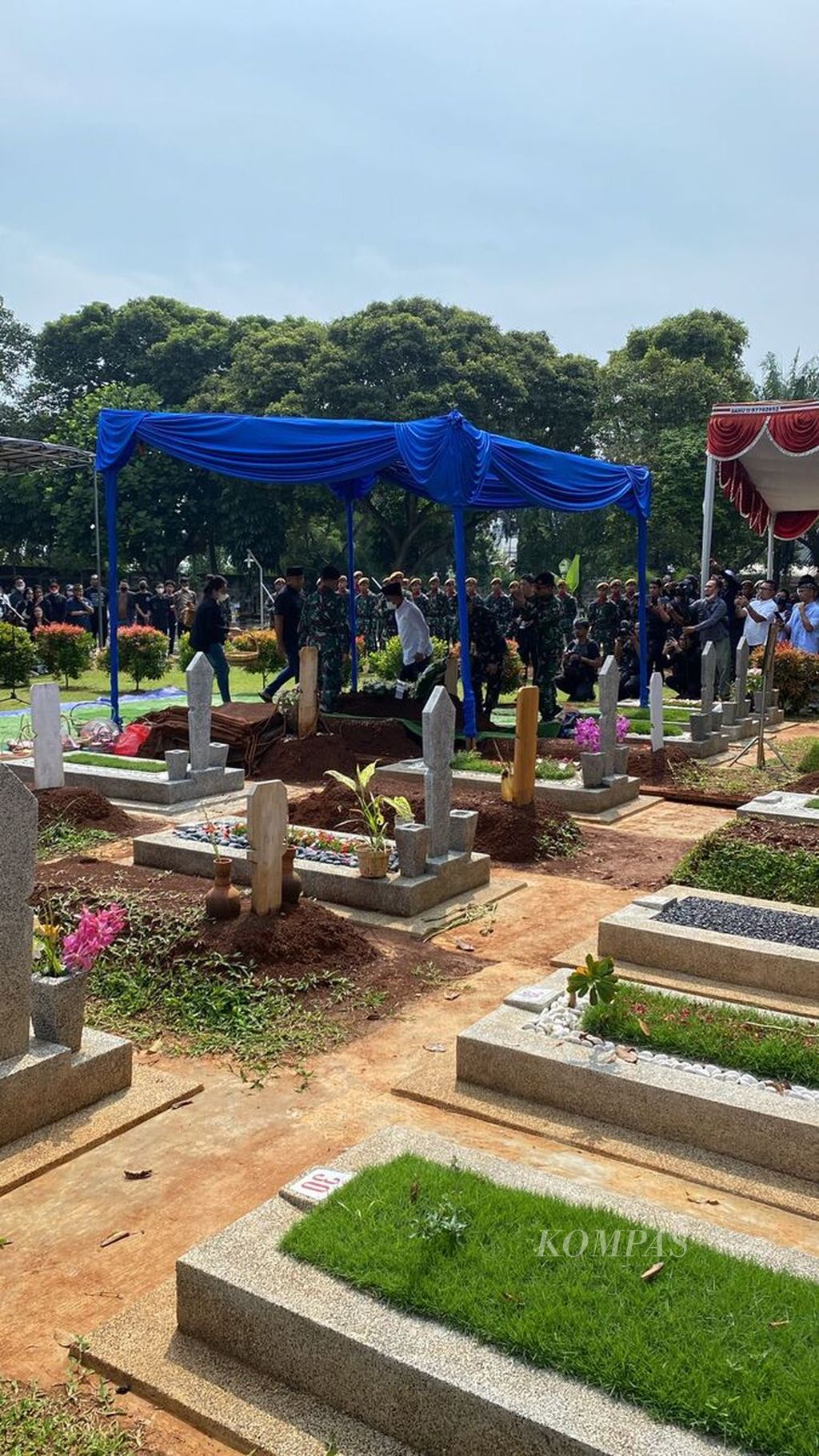 Suasana pemakaman istri Kepala Staf Kepresidenan Moeldoko di Taman Makam Pahlawan Bahagia, Tangerang Selatan, Minggu (12/3/2023).