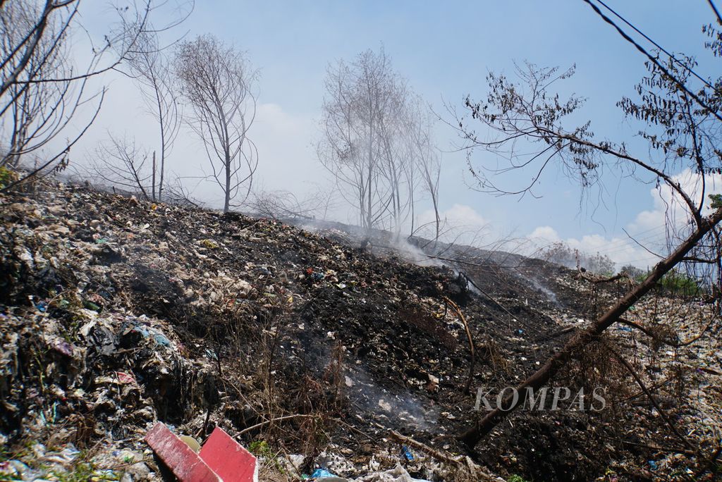 Kabut asap menyelimuti Tempat Pembuangan Akhir (TPA) Sumompo di daerah Tuminting, Manado, Sulawesi Utara, Rabu (4/10/2023), akibat kebakaran gunung sampah yang telah memasuki hari keempat. Kebakaran tersebut diduga dipicu oleh tingginya kandungan gas metana di dalam tumpukan sampah dan diperburuk oleh cuaca panas terik tanpa hujan.