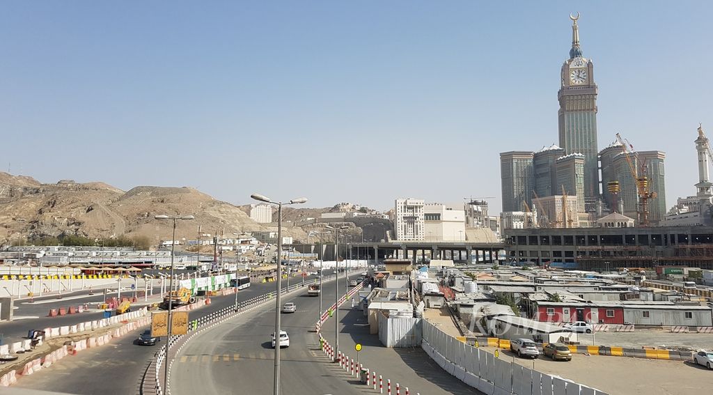 Suasana di Terminal Syib Amir di dekat Masjidil Haram di Mekkah, Arab Saudi, Senin (13/6/2022) siang. Kota ini tengah memasuki musim panas dengan suhu udara pada siang hari berkisar 44-46 derajat celsius. Puncak panas diperkirakan berlangsung pada awal Juli 2022 dengan suhu sekitar 50 derajat celsius.