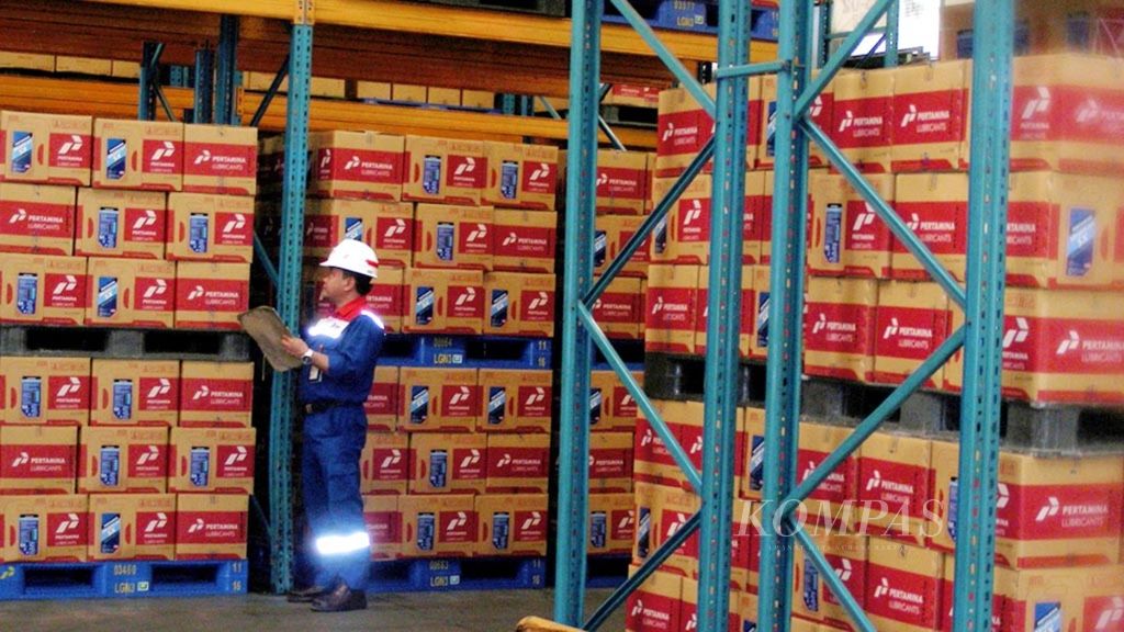 Aktivitas di pabrik pelumas PT Pertamina Lubricant Unit Produksi Gresik, Jawa Timur, Selasa (18/4). Pabrik pelumas mempunyai kapasitas 120.000 kiloliter per tahun. Ada sembilan merek pelumas produksi Pertamina yang telah mengantongi Standard Nasional Indonesia (SNI) dari Badan Standardisasi Nasional (BSN). BSN sendiri telah menetapkan 20 SNI pelumas. 