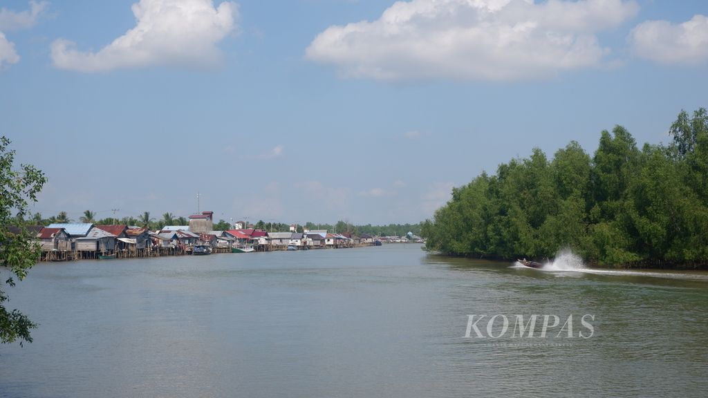 Suasana perkampungan nelayan di Desa Sungai Rasau, Kecamatan Bumi Makmur, Kabupaten Tanah Laut, Kalimantan Selatan, Rabu (26/7/2023). 