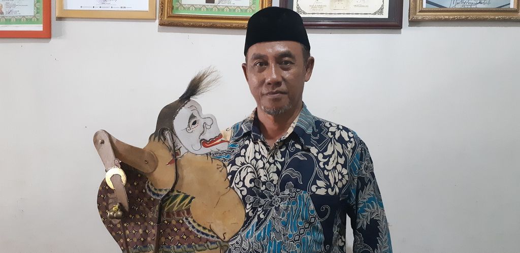 Dalang wayang kulit gagrak Porong atau wayang Porongan, Didik Iswandi 