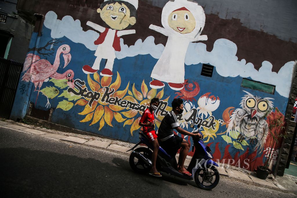 Mural kampanye perlindungan anak tergambar di tembok rumah warga di kawasan Cinere, Depok, Jawa Barat, Senin (20/7/2020). 