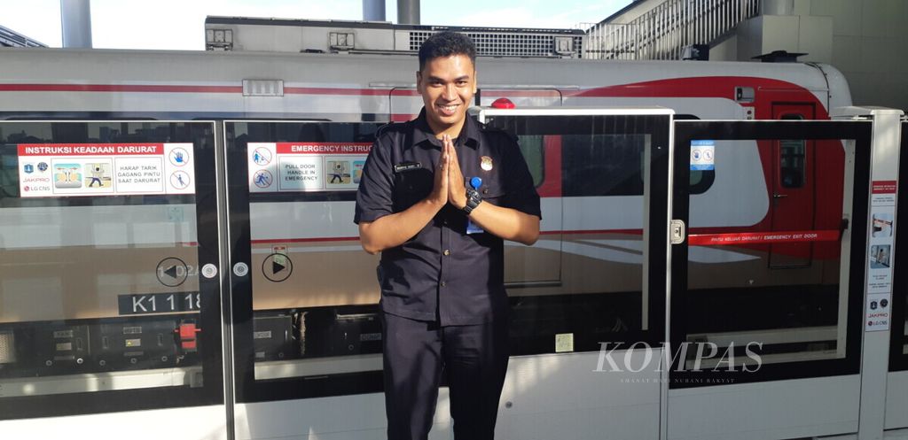 Petugas kereta ringan (LRT) menyambut kedatangan penumpang yang mengikuti uji coba LRT dari Kelapa Gading-Velodrome Rawamangun.