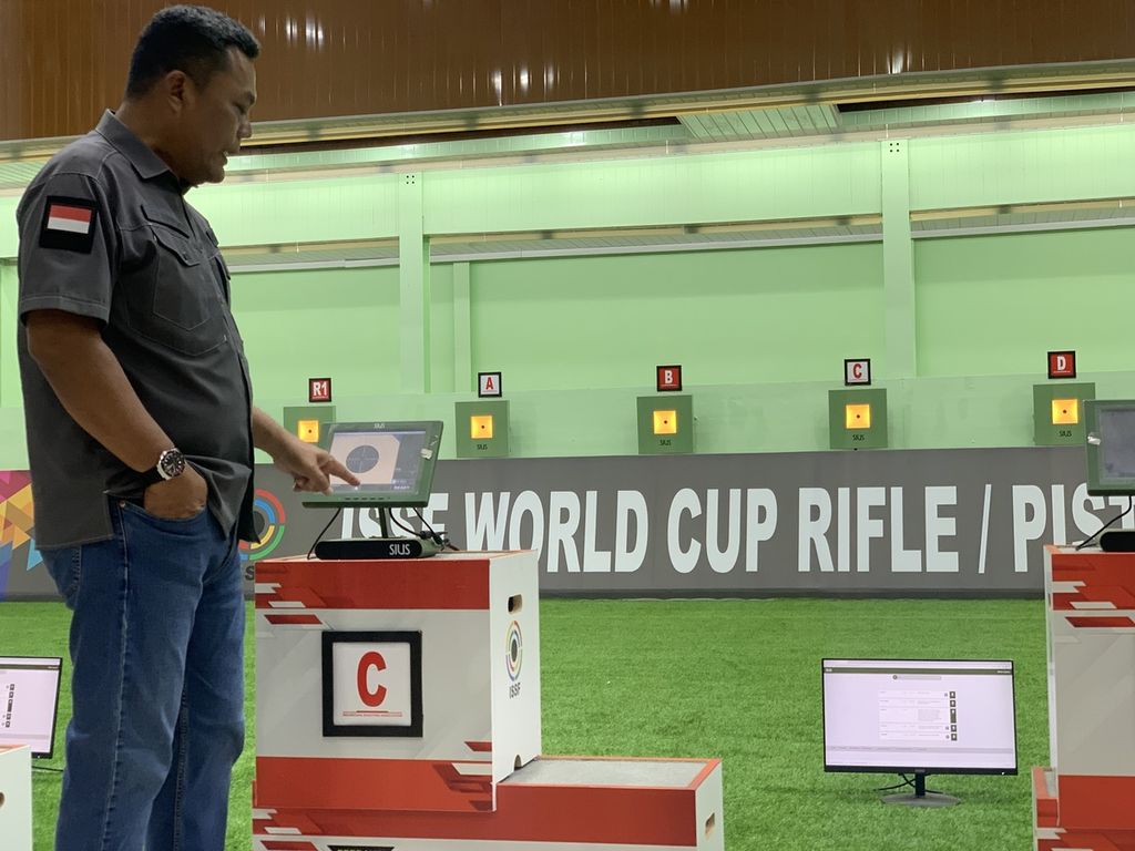Ketua Umum PB Perbakin Joni Supriyanto meninjau kesiapan arena menembak jelang ISSF World Cup Rifle/Pistol di Jakarta, Rabu (25/1/2023). Ajang ini akan berlangsung, 28 Januari hingga 8 Februari 2023.