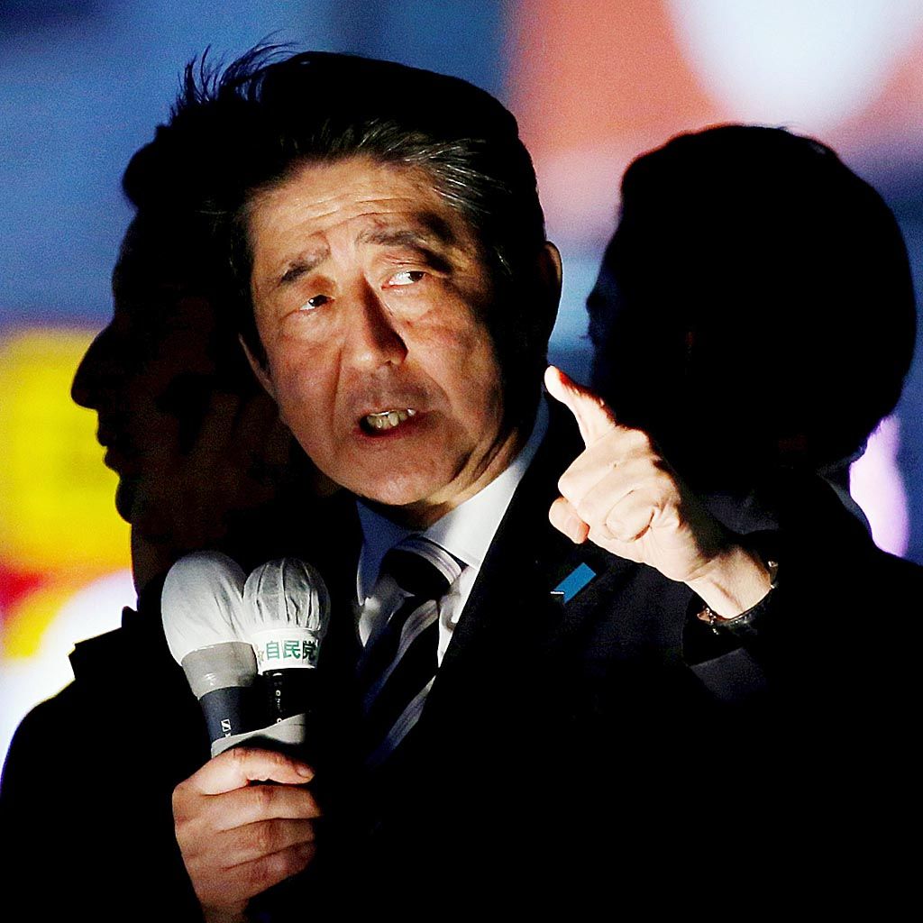 Abe,   yang juga Ketua Partai Demokratik Liberal (LDP), berpidato dalam kampanye pemilu di Tokyo, Jepang. Abe dan LDP difavoritkan bakal memenangi pemilu, akhir pekan ini.  