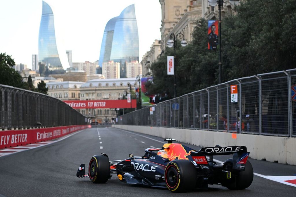 Pebalap tim Red Bull, Max Verstappen, memacu mobilnya pada sesi latihan kedua F1 seri Azerbaijan di Sirkuit Jalanan Kota Baku, Jumat (10/6/2022).
