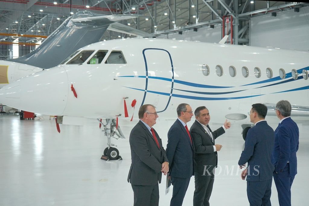 Malaysian Minister of Transportation Anthony Loke (third from the left) spoke with Regional VP Asia ExecuJet MRO Services Ivan Lim at the opening of the ExecuJet MRO Services hangar facility on Thursday (2/5/2024) at Subang Airport, Selangor, Malaysia. The launch was also attended by ExecuJet MRO Services President Graeme Duckworth (left), SVP Worldwide Customer Service Dassault Aviation Jean Kayanakis (second from the left), and French Ambassador to Malaysia Axel Cruau (right).