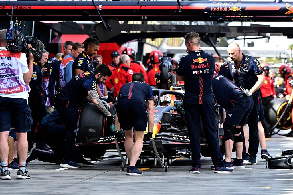 Pebalap Red Bull Sergio Perez melakukan pit stop sesi latihan bebas pertama Grand Prix Formula 1 Australia di Sirkuit Albert Park, Melbourne, Jumat (31/3/2023). 