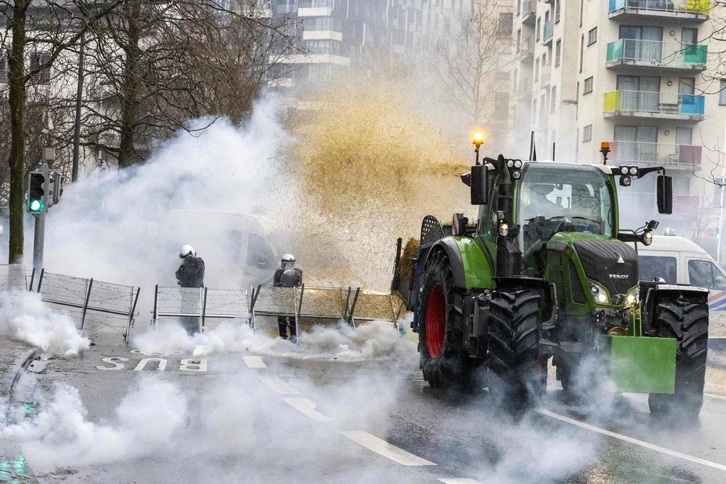 Polisi membubarkan unjuk rasa petani Belgia pada Senin (26/2/2024) di Brussels, Belgia.