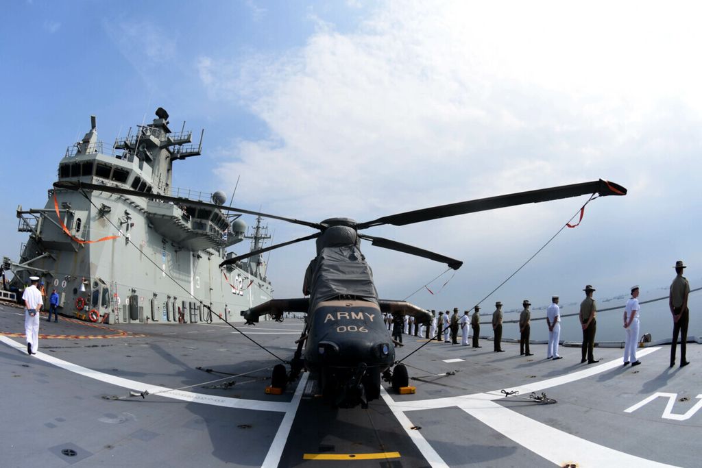 Sejumlah pasukan pertahanan Australia dan beberapa negara berbaris berjajar pada dek helikopter kapal perang Australia HMAS Canberra ketika memasuki perairan Jakarta, Sabtu (18/5/2019). 
