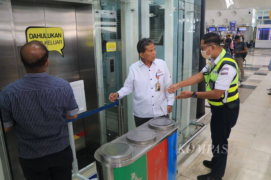 Kepala Ombudsman RI Perwakilan Sumatera Utara Abyadi Siregar (kedua dari kanan) memeriksa lift di lantai 2 Bandara Kualanamu,  Deli Serdang, Sumatera Utara, Senin (1/5/2023). Asiah Shinta Dewi meninggal setelah jatuh dari celah lift di lantai 2 ke dasar lift di lantai 1. 